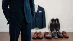 Dunkelblauer Anzug, welche Schuhe passen dazu?