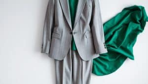 Welcher Anzug zu einem grünen Kleid?